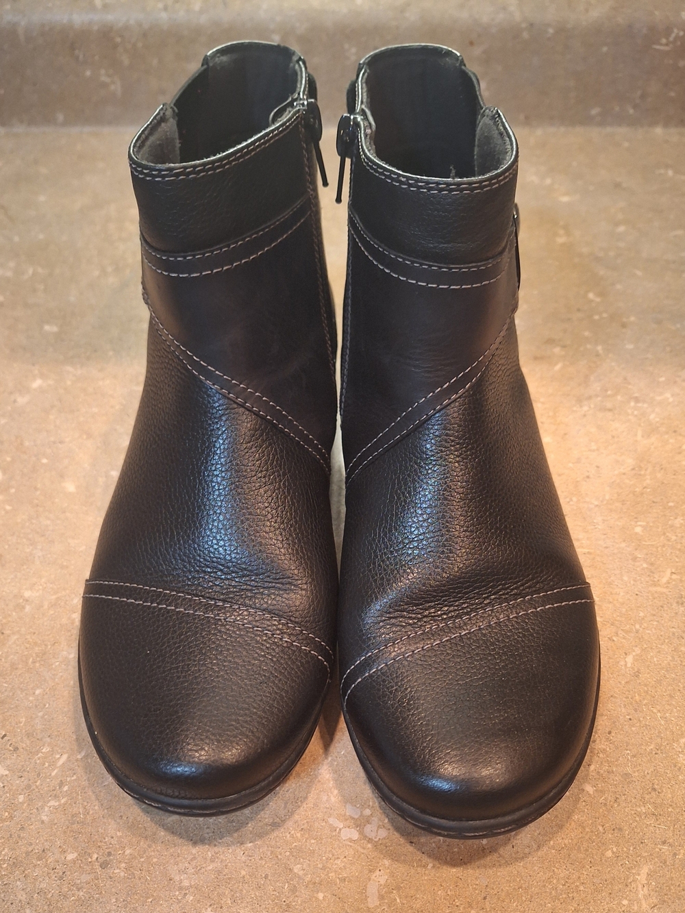 Womens Clarks Black Leather Ankle Booties. Very Good Shape. Sz 8.5